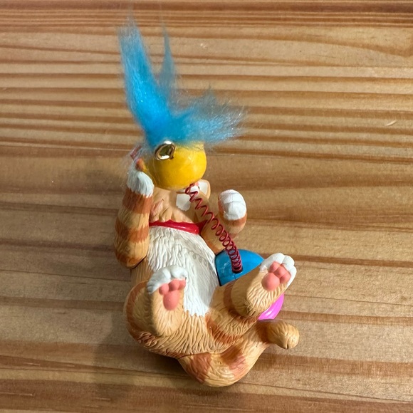 Mischievous Kittens Series #13 Hallmark Keepsake Ornament 2011 - Picture 6 of 6